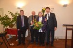 Foto zur Übergabe der Ehrenurkunde an Folker Hachtmann (v.l.n.r.: Andreas Ohm, Folker Hachtmann, Eva Hachtmann, Arne Schuldt) 