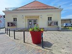 Foto: Roter Blumenkübel vor dem Ernst-Barlach-Theater (JPG-Datei)