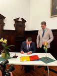 Foto: Sascha Zimmermann unterzeichnet den Amtseid (JPG-Datei) (JPG-Datei)