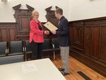 Bürgermeister Arne Schuldt übergibt die Urkunde zur Ernennung als 1. Stadträtin der Barlachstadt Güstrow an Cornelia Rosentreter