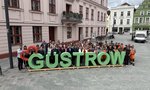 Foto: Mitarbeiterinnen und Mitarbeiter der Barlachstadt Güstrow am neuen Fotopoint auf dem Güstrower Markt (JPEG-Datei)