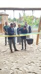 Foto: Sascha Zimmermann, Bürgermeister, und Barbara Mahnke, Mitarbeiterin des Stadtentwicklungsamtes, bei der Freigabe des Spielplatzes Plauer Straße/Weinbergstraße (JPEG-Datei)