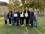 Foto: Übergabe der Plaketten zum Startchancen-Programm, © Bildungsministerium MV (PNG-Datei)