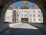 Foto:Verhüllung der Fassade des Eingangsbereiches im Rahmen der Baumaßnahme 2021 am Schloss